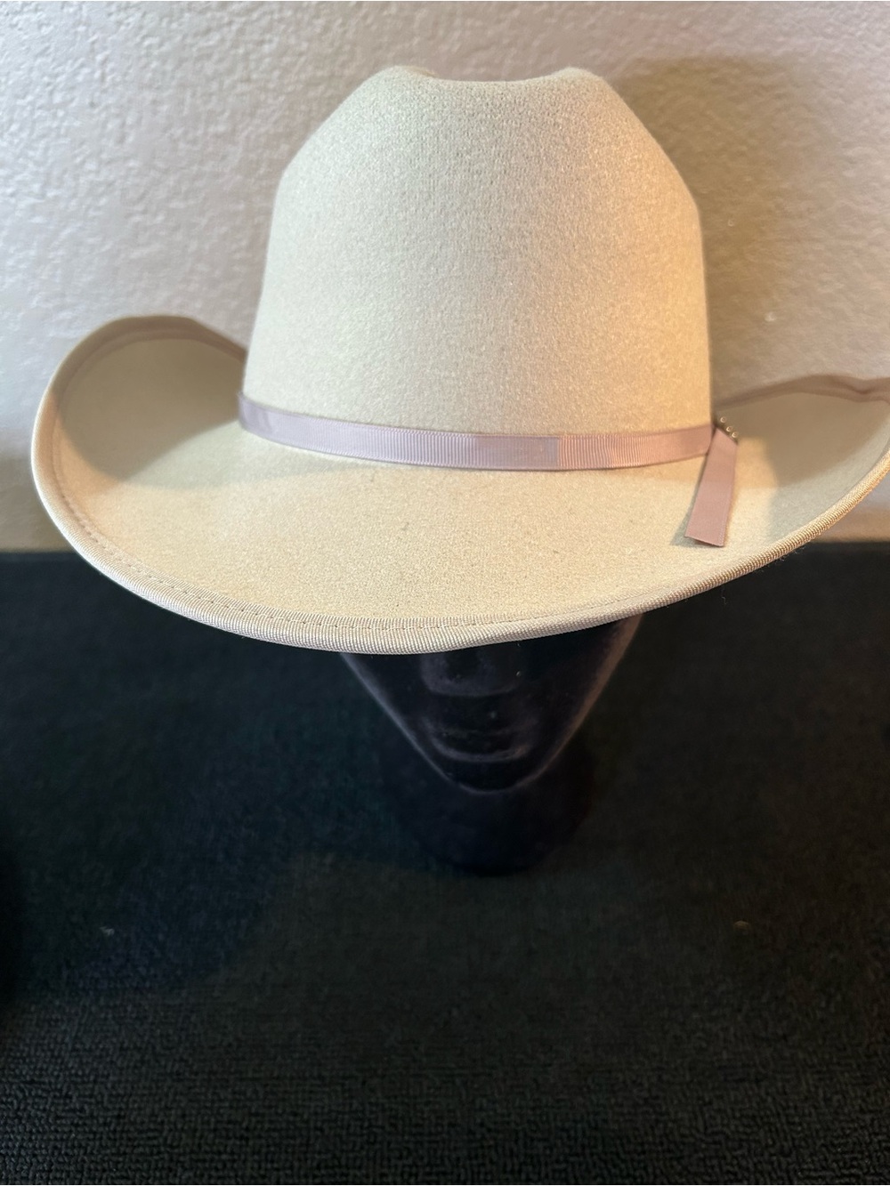 Cream/Gray Colored Western Women’s Hat🤠. 22.5” Inside Band